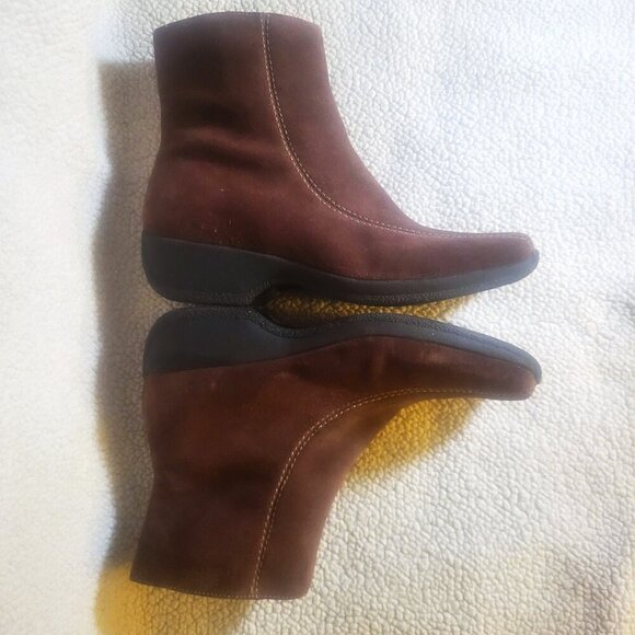 Clarks Women's Ashlyn Boot Brown Suede Side Zip Bootie Rubber Sole - Size 8W - Picture 6 of 10